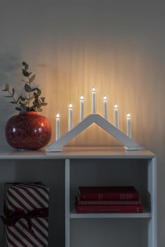 Konstsmide LED Kandelaar | 7 Lichtpunten Warmwit 230V 21W | Matwit, omgekeerde V | On/off schakelaar | Binnengebruik | 40.5x26.5cm | 1.7m snoer