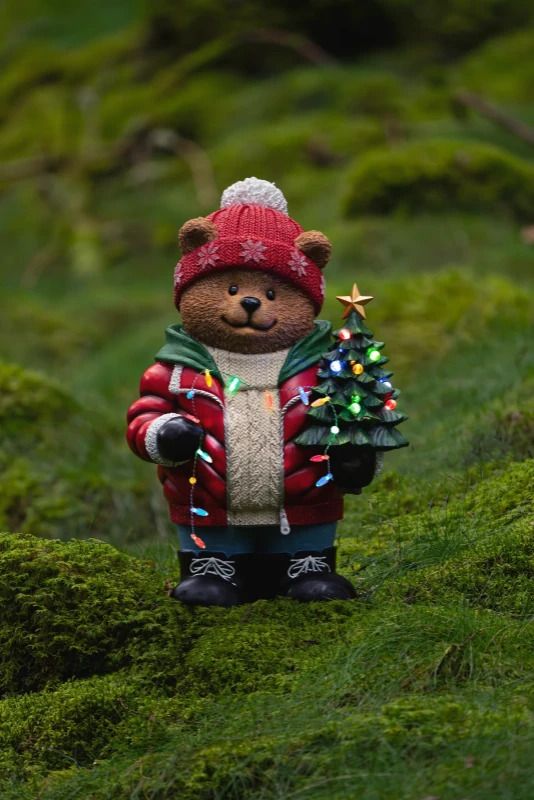 Konstsmide LED Staande Teddybeer met Kerstboom | 7 Lichtpunten Multicolor | 41,5x66cm | 6u Timer | Op Batterij (3x AA, excl.) | Voor Buiten