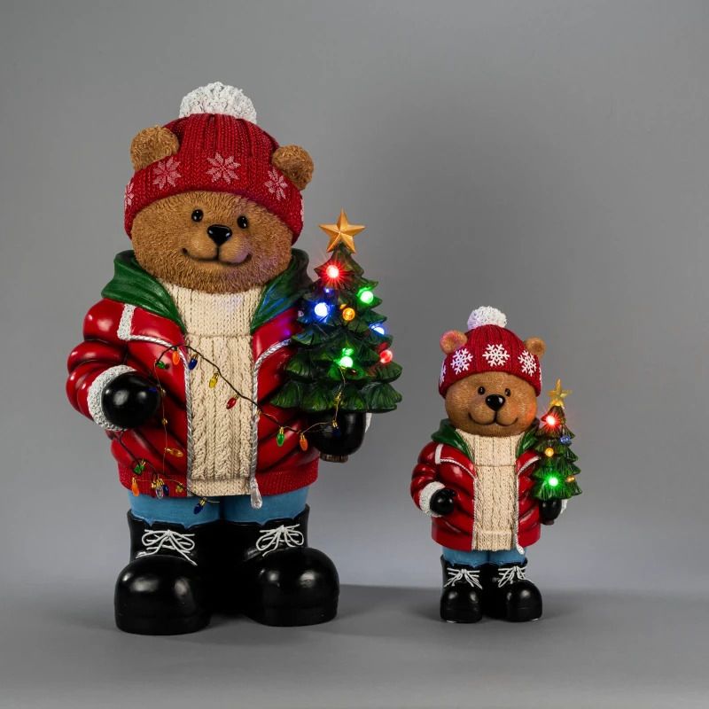 Konstsmide LED Staande Teddybeer met Kerstboom | 7 Lichtpunten Multicolor | 21x38cm | 6u Timer | Op Batterij 2x AA (excl.) | Voor Buiten