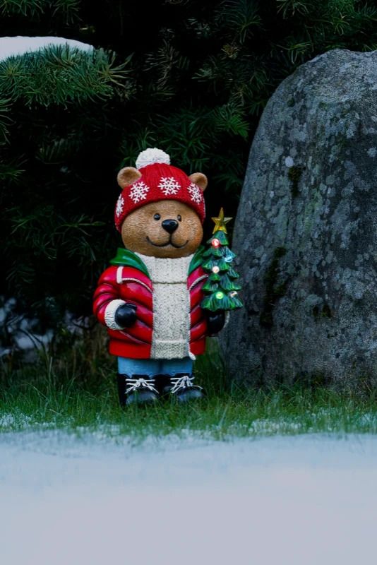 Konstsmide LED Staande Teddybeer met Kerstboom | 7 Lichtpunten Multicolor | 21x38cm | 6u Timer | Op Batterij 2x AA (excl.) | Voor Buiten