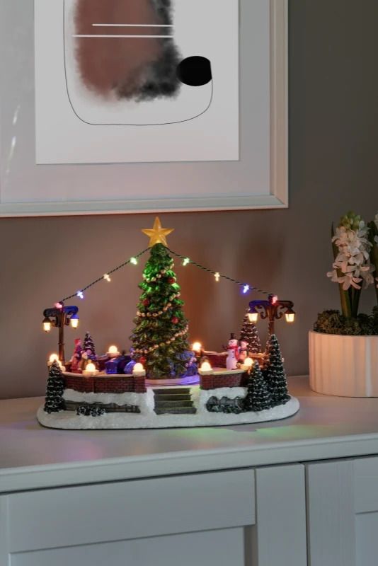 Konstsmide LED Wintertafereel Dorpsplein | 1,38W Multicolor | 18x12cm | 23 Lichtpunten | USB-C of 3x AAA | Binnengebruik | Niet dimbaar
