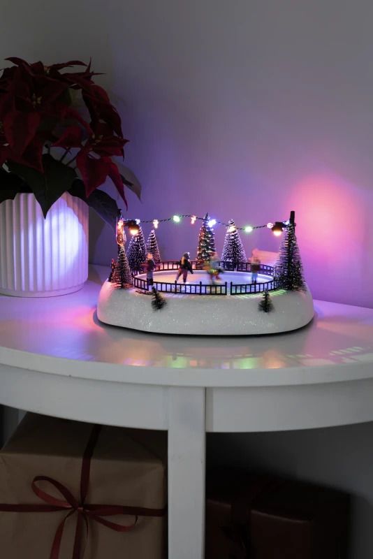 Konstsmide LED Wintertafereel | 12 Lichtpunten Multicolor | 0,72W 1,5V | 26,5x13cm | Animatie & muziek | Binnengebruik | Batterij/USB-C
