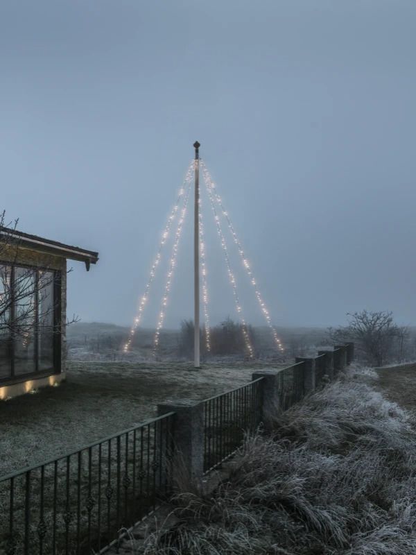 Konstsmide Lichtgordijn Vlaggenmast | 5x 100 Lichtpunten Frosted 8m | Warmwit 24V | Voor Buiten | Grondbevestiging | Zwarte Kabel | Niet Dimbaar
